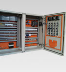 控制柜主要应用于各类泵、压缩机和公用工程方面，以达到控制工艺水平的目的。
 